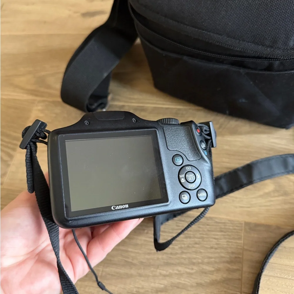 Canon Powershot SX520 HS Camera with Camera Lens Cover and Camera Bag